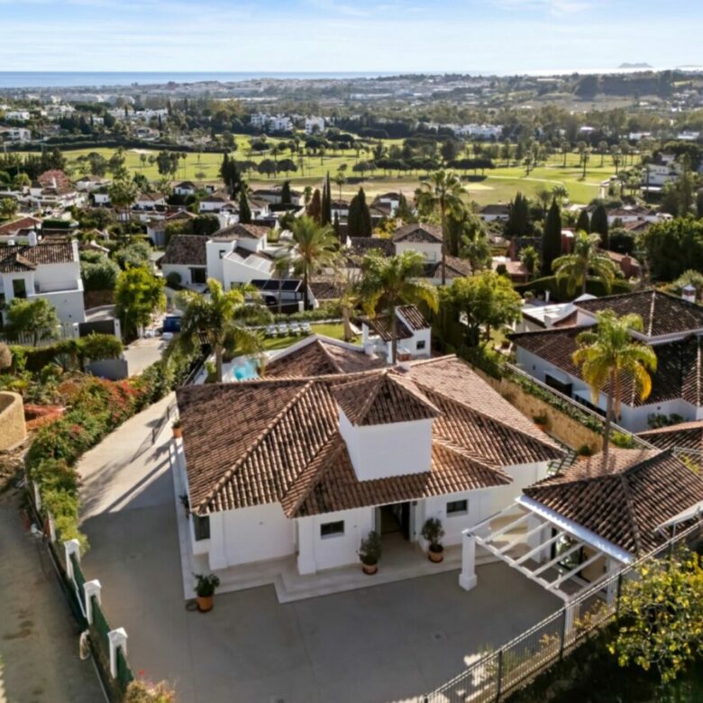 FOR SALE 🏡 Elevated Single-Level Villa with Sea Views, Mature Garden and Pool Pavilion – Haza del Conde, Nueva Andalucía 🇪🇸