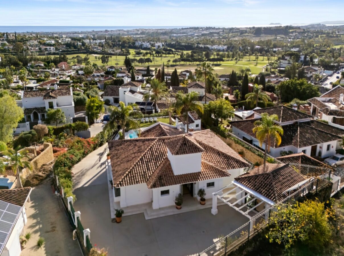 FOR SALE 🏡 Elevated Single-Level Villa with Sea Views, Mature Garden and Pool Pavilion – Haza del Conde, Nueva Andalucía 🇪🇸
