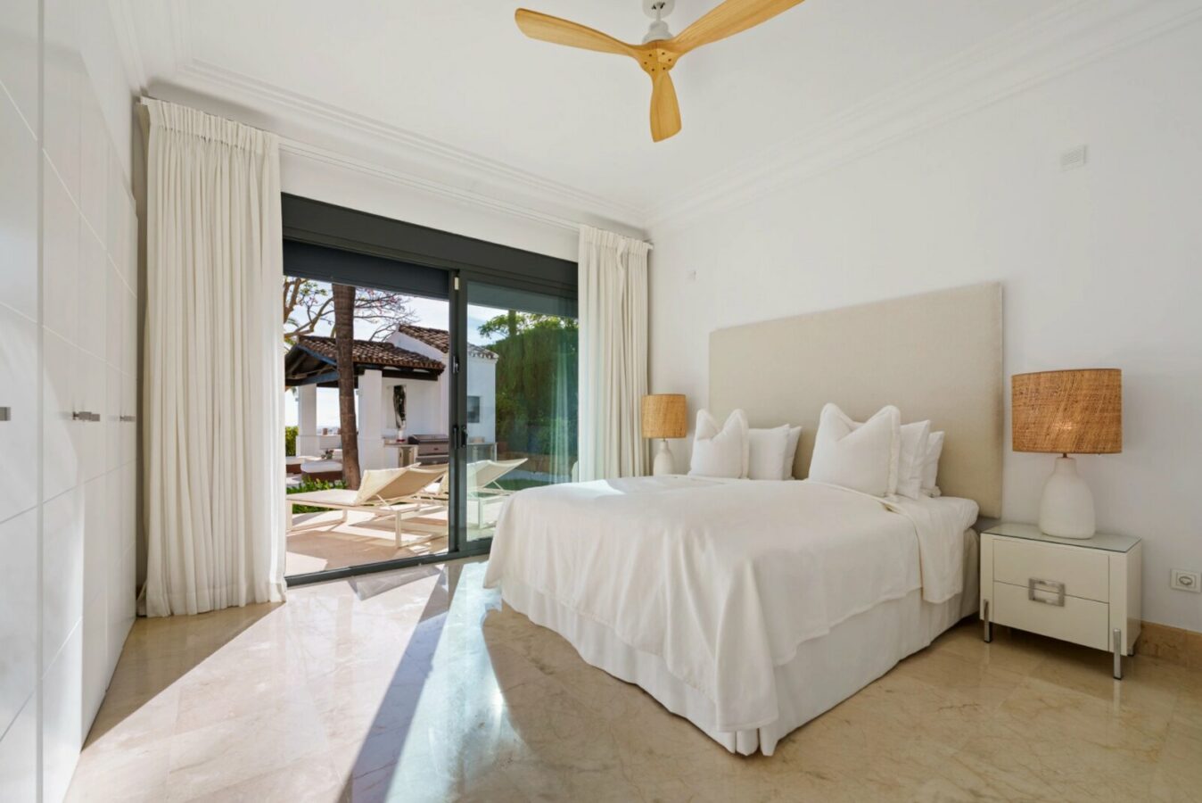 FOR SALE 🏡 Elevated Single-Level Villa with Sea Views, Mature Garden and Pool Pavilion – Haza del Conde, Nueva Andalucía 🇪🇸