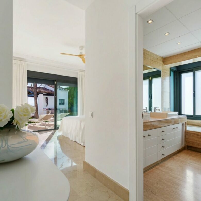 FOR SALE 🏡 Elevated Single-Level Villa with Sea Views, Mature Garden and Pool Pavilion – Haza del Conde, Nueva Andalucía 🇪🇸