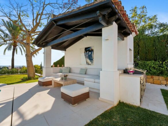 FOR SALE 🏡 Elevated Single-Level Villa with Sea Views, Mature Garden and Pool Pavilion – Haza del Conde, Nueva Andalucía 🇪🇸