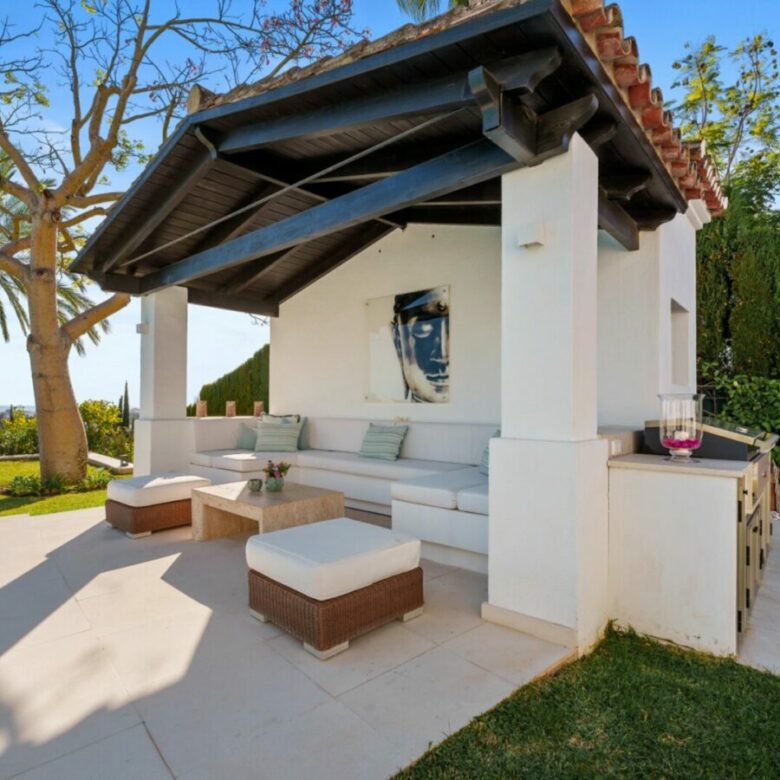 FOR SALE 🏡 Elevated Single-Level Villa with Sea Views, Mature Garden and Pool Pavilion – Haza del Conde, Nueva Andalucía 🇪🇸