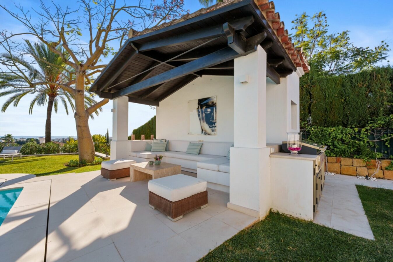 FOR SALE 🏡 Elevated Single-Level Villa with Sea Views, Mature Garden and Pool Pavilion – Haza del Conde, Nueva Andalucía 🇪🇸
