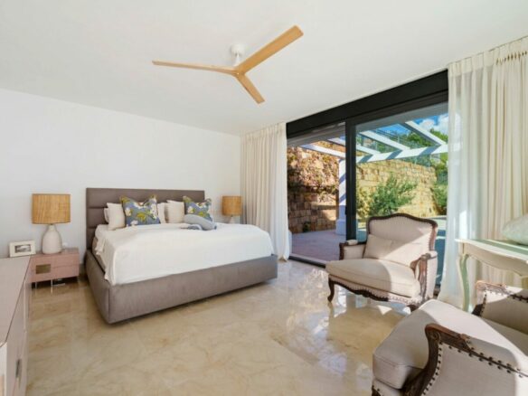 FOR SALE 🏡 Elevated Single-Level Villa with Sea Views, Mature Garden and Pool Pavilion – Haza del Conde, Nueva Andalucía 🇪🇸