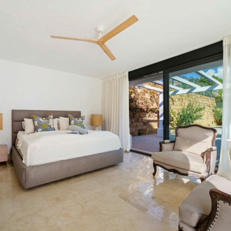 FOR SALE 🏡 Elevated Single-Level Villa with Sea Views, Mature Garden and Pool Pavilion – Haza del Conde, Nueva Andalucía 🇪🇸