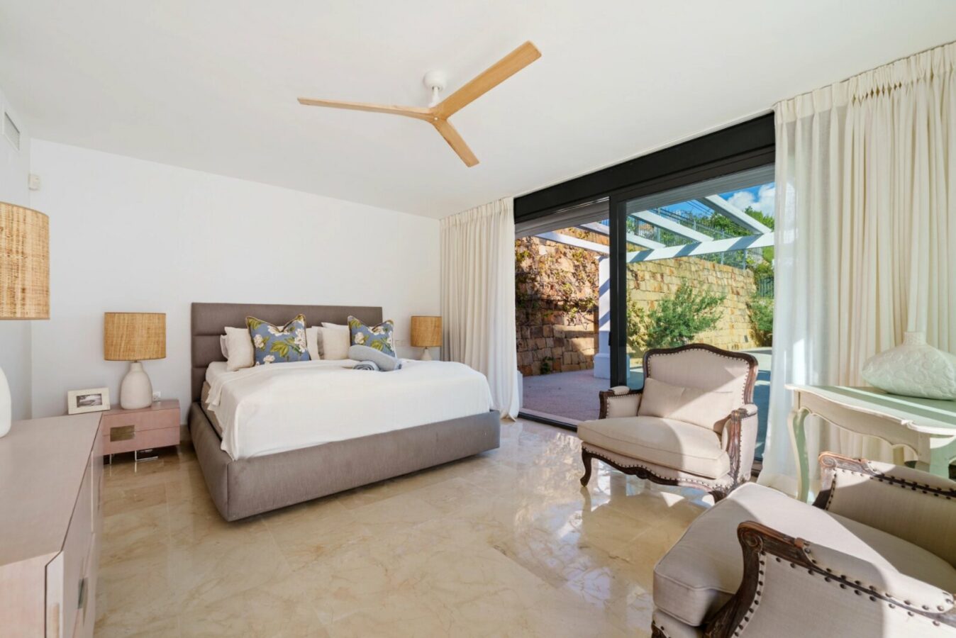 FOR SALE 🏡 Elevated Single-Level Villa with Sea Views, Mature Garden and Pool Pavilion – Haza del Conde, Nueva Andalucía 🇪🇸