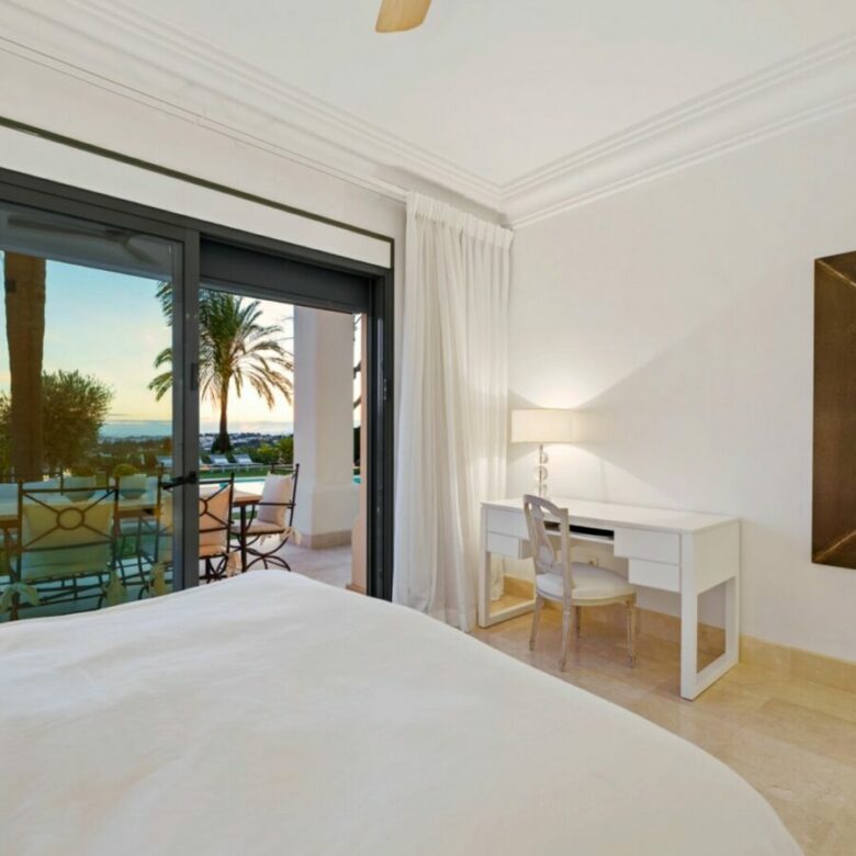 FOR SALE 🏡 Elevated Single-Level Villa with Sea Views, Mature Garden and Pool Pavilion – Haza del Conde, Nueva Andalucía 🇪🇸