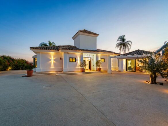 FOR SALE 🏡 Elevated Single-Level Villa with Sea Views, Mature Garden and Pool Pavilion – Haza del Conde, Nueva Andalucía 🇪🇸