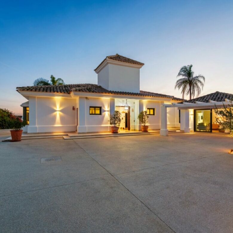 FOR SALE 🏡 Elevated Single-Level Villa with Sea Views, Mature Garden and Pool Pavilion – Haza del Conde, Nueva Andalucía 🇪🇸