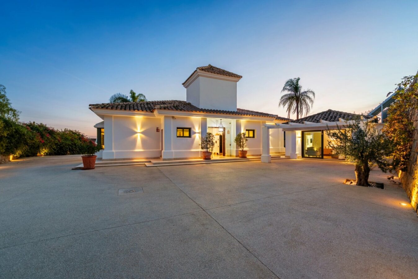 FOR SALE 🏡 Elevated Single-Level Villa with Sea Views, Mature Garden and Pool Pavilion – Haza del Conde, Nueva Andalucía 🇪🇸