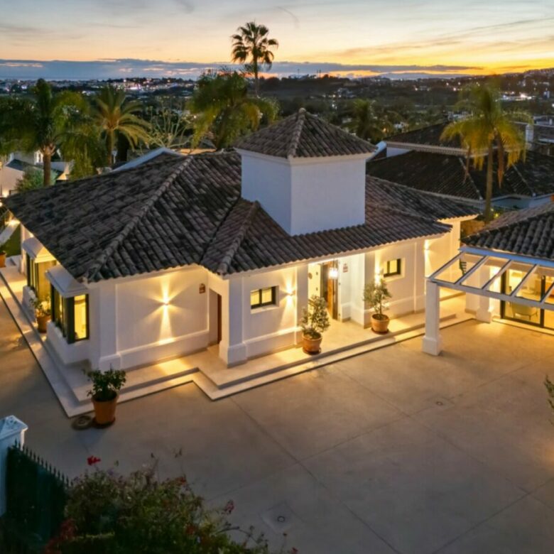 FOR SALE 🏡 Elevated Single-Level Villa with Sea Views, Mature Garden and Pool Pavilion – Haza del Conde, Nueva Andalucía 🇪🇸