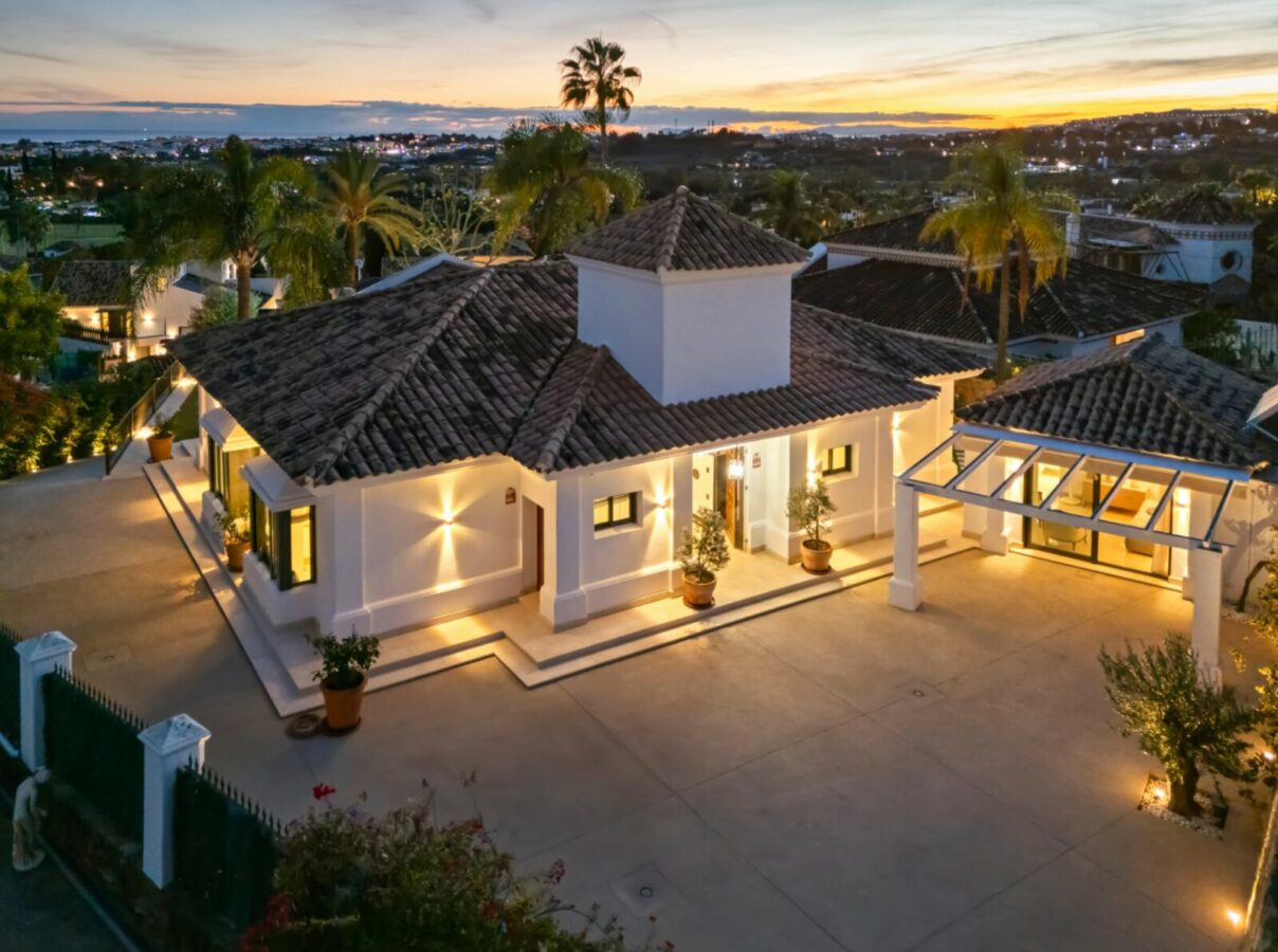 FOR SALE 🏡 Elevated Single-Level Villa with Sea Views, Mature Garden and Pool Pavilion – Haza del Conde, Nueva Andalucía 🇪🇸