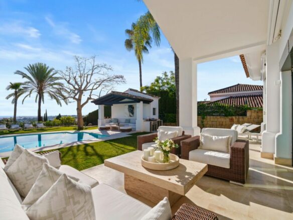 FOR SALE 🏡 Elevated Single-Level Villa with Sea Views, Mature Garden and Pool Pavilion – Haza del Conde, Nueva Andalucía 🇪🇸