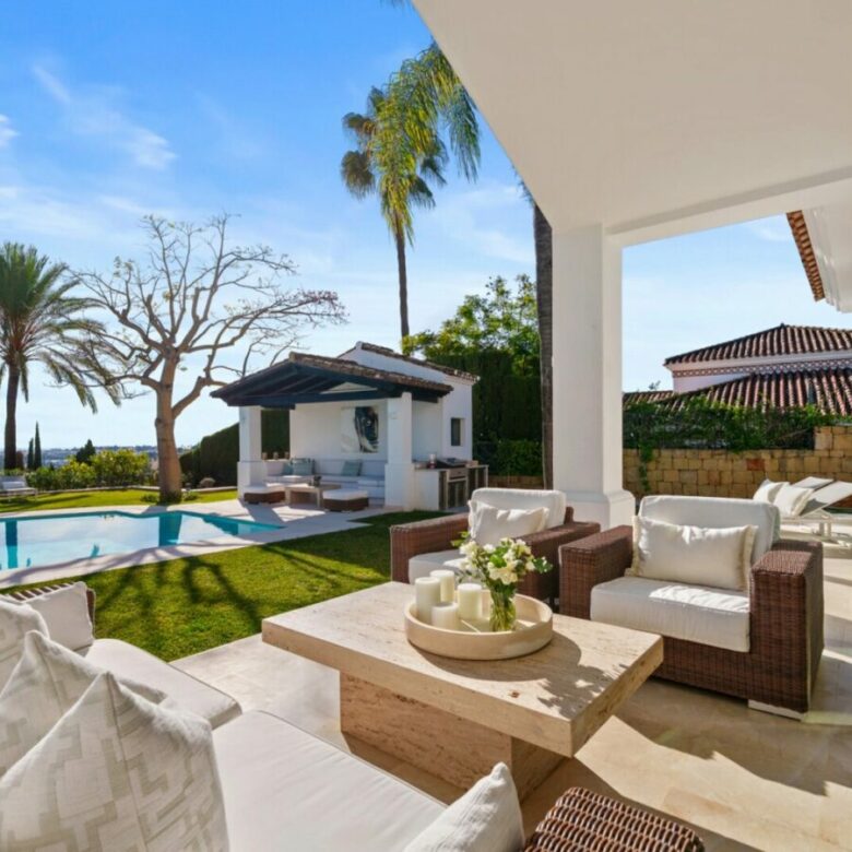 FOR SALE 🏡 Elevated Single-Level Villa with Sea Views, Mature Garden and Pool Pavilion – Haza del Conde, Nueva Andalucía 🇪🇸
