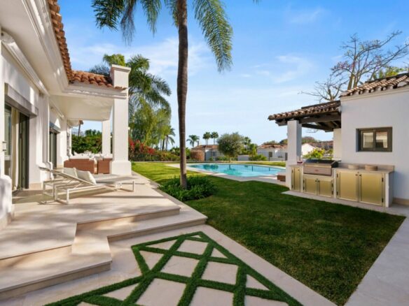 FOR SALE 🏡 Elevated Single-Level Villa with Sea Views, Mature Garden and Pool Pavilion – Haza del Conde, Nueva Andalucía 🇪🇸