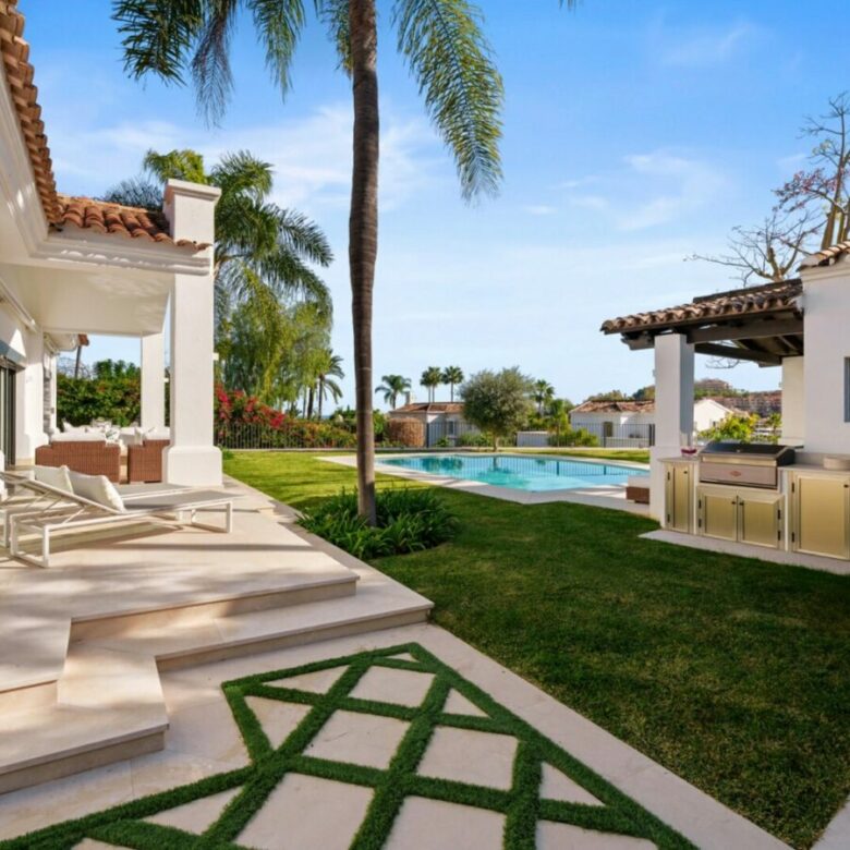 FOR SALE 🏡 Elevated Single-Level Villa with Sea Views, Mature Garden and Pool Pavilion – Haza del Conde, Nueva Andalucía 🇪🇸