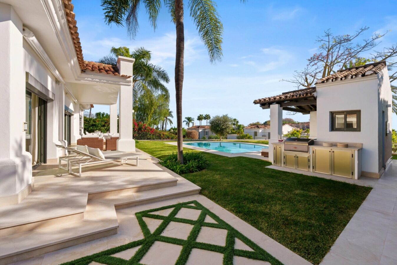 FOR SALE 🏡 Elevated Single-Level Villa with Sea Views, Mature Garden and Pool Pavilion – Haza del Conde, Nueva Andalucía 🇪🇸