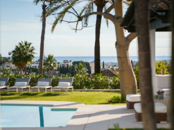 FOR SALE 🏡 Elevated Single-Level Villa with Sea Views, Mature Garden and Pool Pavilion – Haza del Conde, Nueva Andalucía 🇪🇸
