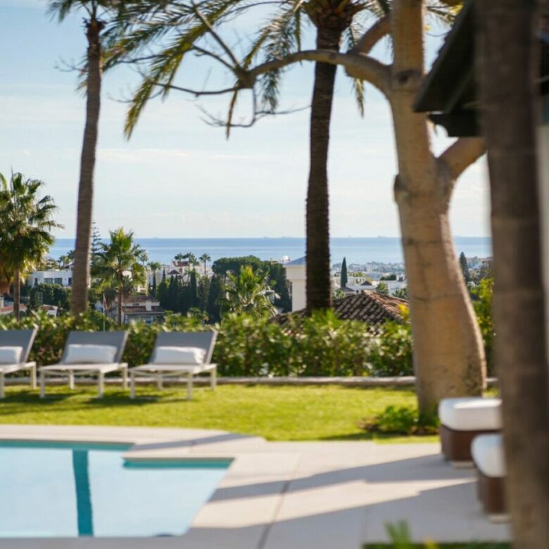 FOR SALE 🏡 Elevated Single-Level Villa with Sea Views, Mature Garden and Pool Pavilion – Haza del Conde, Nueva Andalucía 🇪🇸