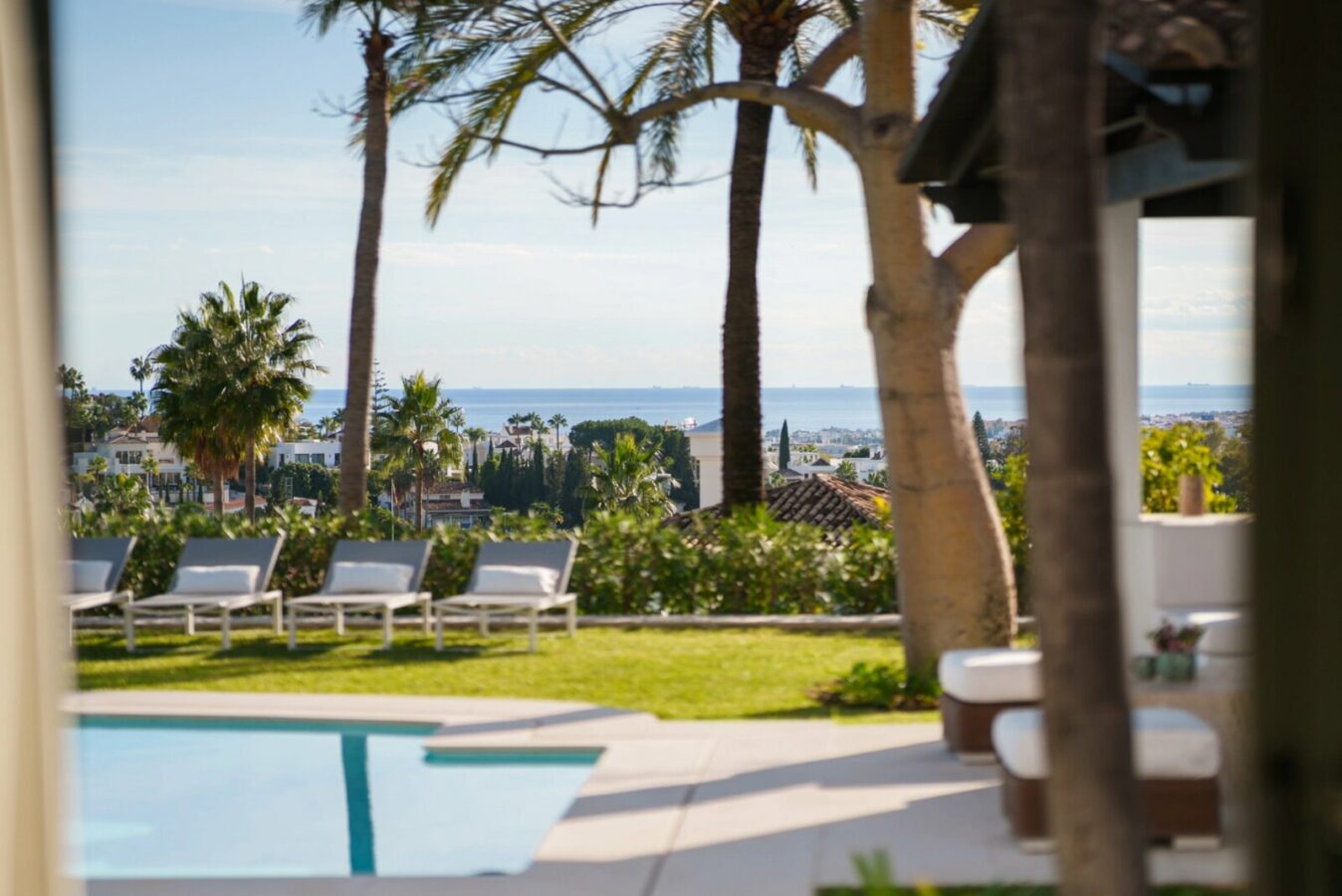 FOR SALE 🏡 Elevated Single-Level Villa with Sea Views, Mature Garden and Pool Pavilion – Haza del Conde, Nueva Andalucía 🇪🇸