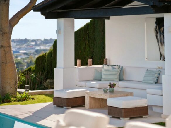 FOR SALE 🏡 Elevated Single-Level Villa with Sea Views, Mature Garden and Pool Pavilion – Haza del Conde, Nueva Andalucía 🇪🇸