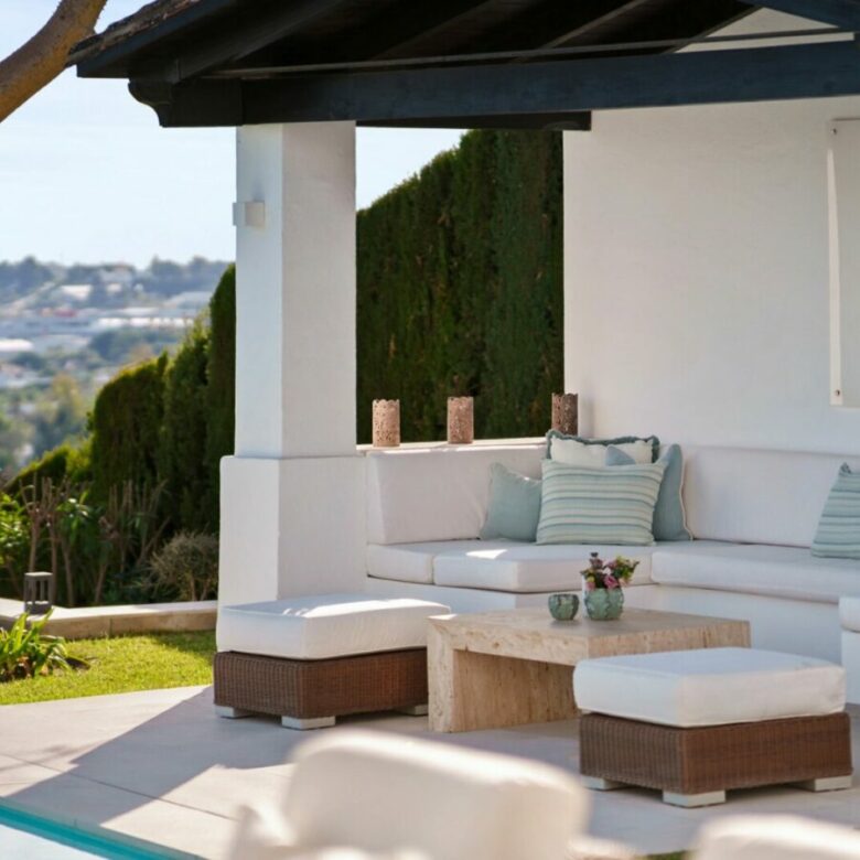 FOR SALE 🏡 Elevated Single-Level Villa with Sea Views, Mature Garden and Pool Pavilion – Haza del Conde, Nueva Andalucía 🇪🇸