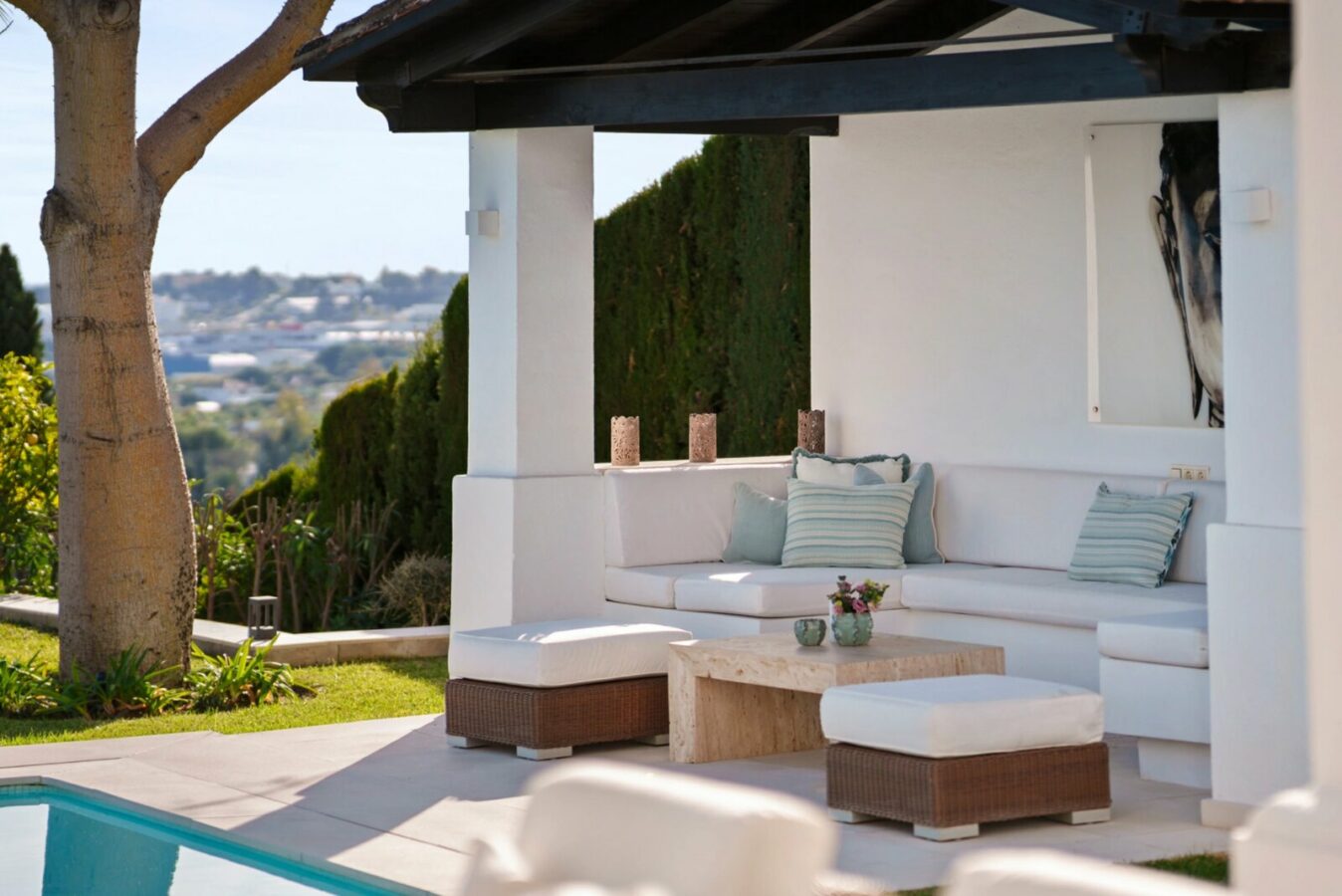 FOR SALE 🏡 Elevated Single-Level Villa with Sea Views, Mature Garden and Pool Pavilion – Haza del Conde, Nueva Andalucía 🇪🇸