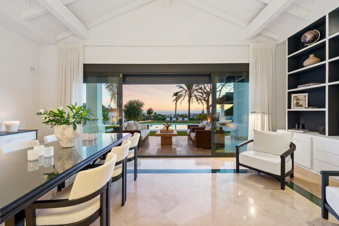 FOR SALE 🏡 Elevated Single-Level Villa with Sea Views, Mature Garden and Pool Pavilion – Haza del Conde, Nueva Andalucía 🇪🇸