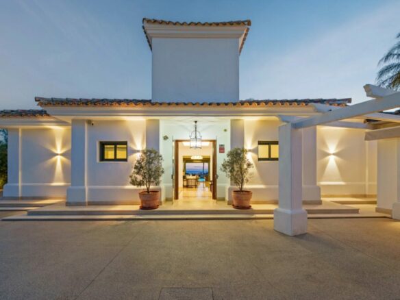 FOR SALE 🏡 Elevated Single-Level Villa with Sea Views, Mature Garden and Pool Pavilion – Haza del Conde, Nueva Andalucía 🇪🇸
