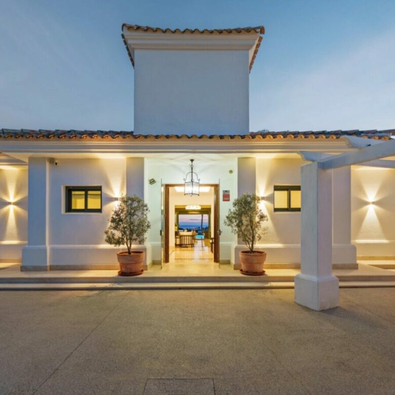 FOR SALE 🏡 Elevated Single-Level Villa with Sea Views, Mature Garden and Pool Pavilion – Haza del Conde, Nueva Andalucía 🇪🇸