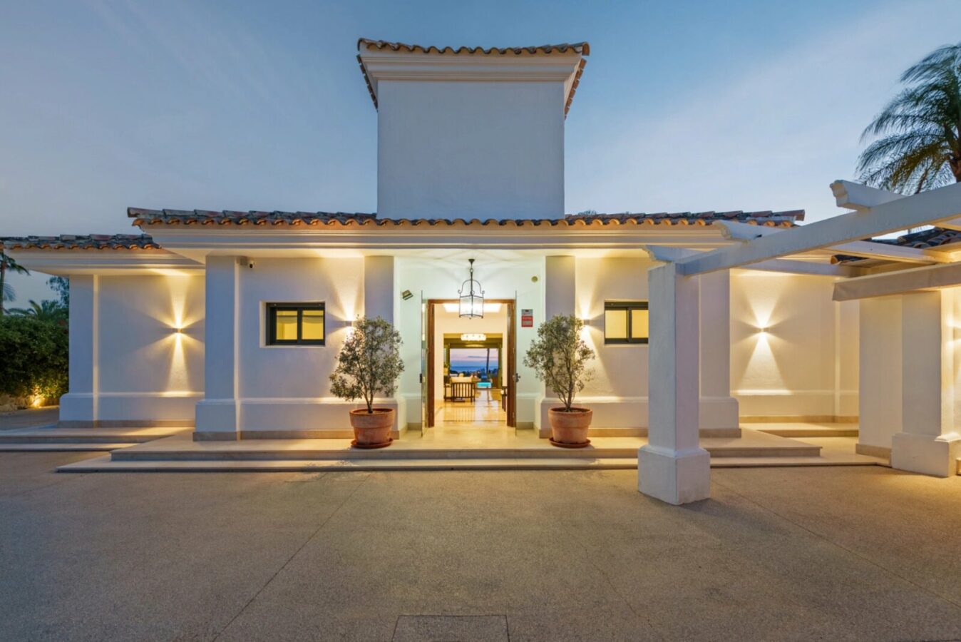 FOR SALE 🏡 Elevated Single-Level Villa with Sea Views, Mature Garden and Pool Pavilion – Haza del Conde, Nueva Andalucía 🇪🇸