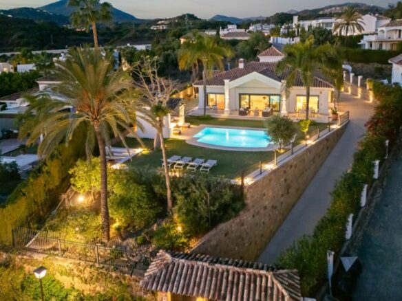 FOR SALE 🏡 Elevated Single-Level Villa with Sea Views, Mature Garden and Pool Pavilion – Haza del Conde, Nueva Andalucía 🇪🇸