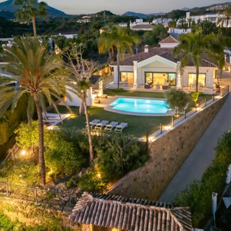 FOR SALE 🏡 Elevated Single-Level Villa with Sea Views, Mature Garden and Pool Pavilion – Haza del Conde, Nueva Andalucía 🇪🇸