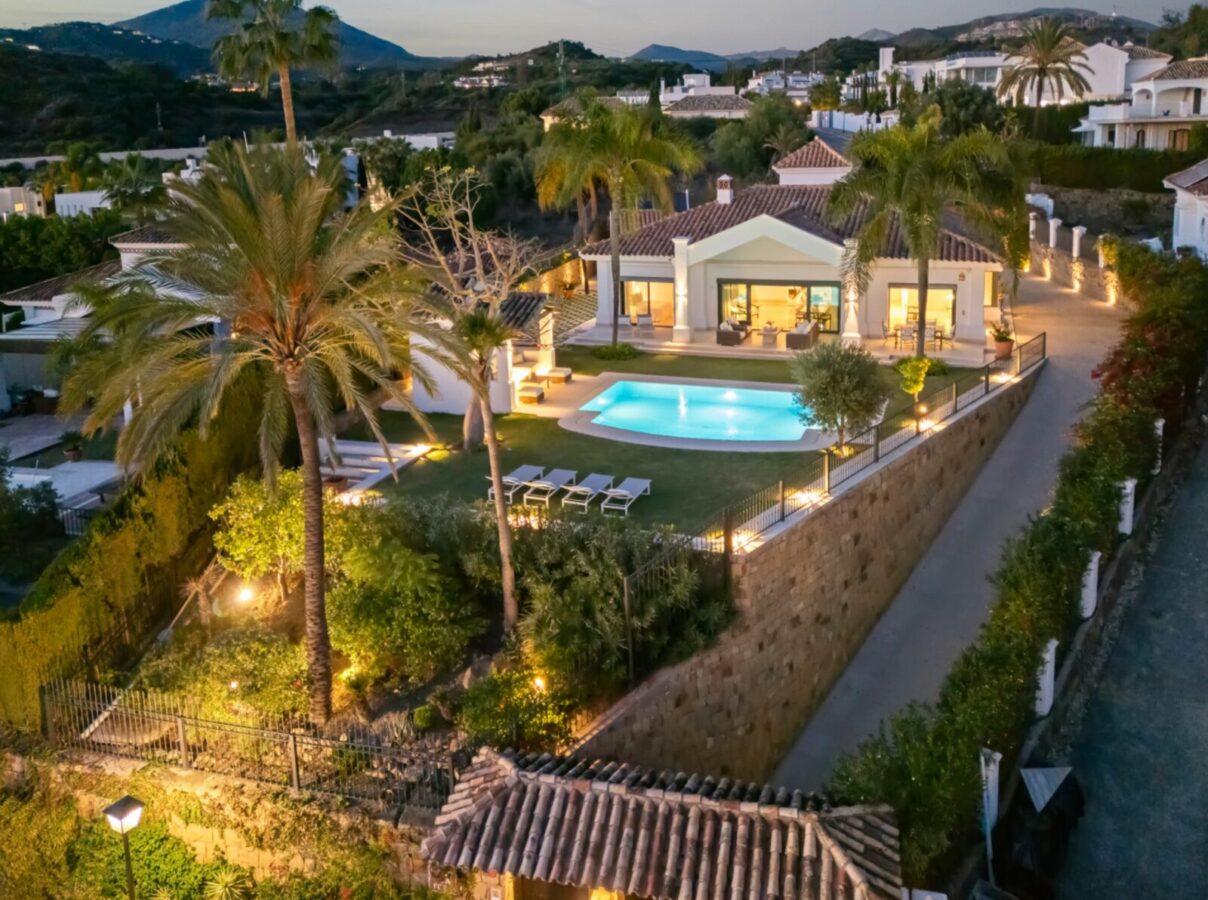 FOR SALE 🏡 Elevated Single-Level Villa with Sea Views, Mature Garden and Pool Pavilion – Haza del Conde, Nueva Andalucía 🇪🇸