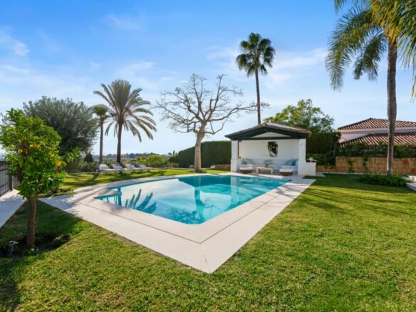 FOR SALE 🏡 Elevated Single-Level Villa with Sea Views, Mature Garden and Pool Pavilion – Haza del Conde, Nueva Andalucía 🇪🇸