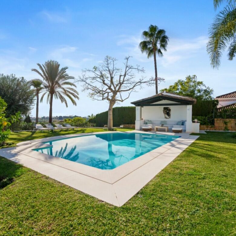 FOR SALE 🏡 Elevated Single-Level Villa with Sea Views, Mature Garden and Pool Pavilion – Haza del Conde, Nueva Andalucía 🇪🇸
