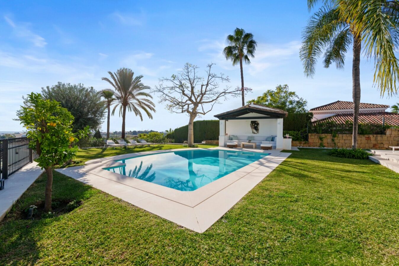 FOR SALE 🏡 Elevated Single-Level Villa with Sea Views, Mature Garden and Pool Pavilion – Haza del Conde, Nueva Andalucía 🇪🇸