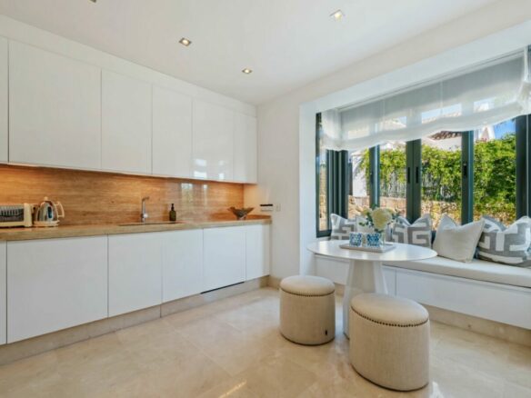 FOR SALE 🏡 Elevated Single-Level Villa with Sea Views, Mature Garden and Pool Pavilion – Haza del Conde, Nueva Andalucía 🇪🇸