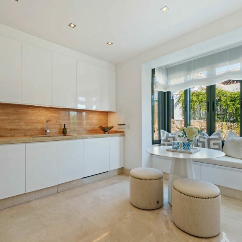 FOR SALE 🏡 Elevated Single-Level Villa with Sea Views, Mature Garden and Pool Pavilion – Haza del Conde, Nueva Andalucía 🇪🇸