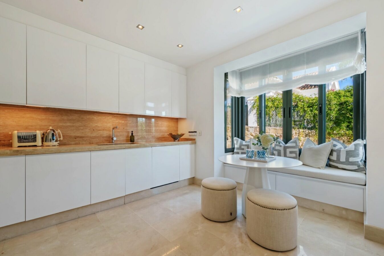 FOR SALE 🏡 Elevated Single-Level Villa with Sea Views, Mature Garden and Pool Pavilion – Haza del Conde, Nueva Andalucía 🇪🇸