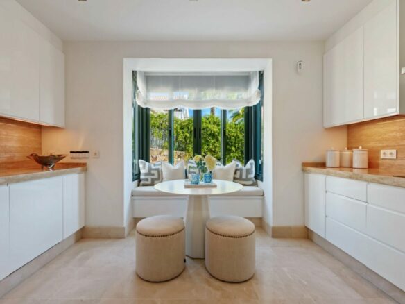 FOR SALE 🏡 Elevated Single-Level Villa with Sea Views, Mature Garden and Pool Pavilion – Haza del Conde, Nueva Andalucía 🇪🇸