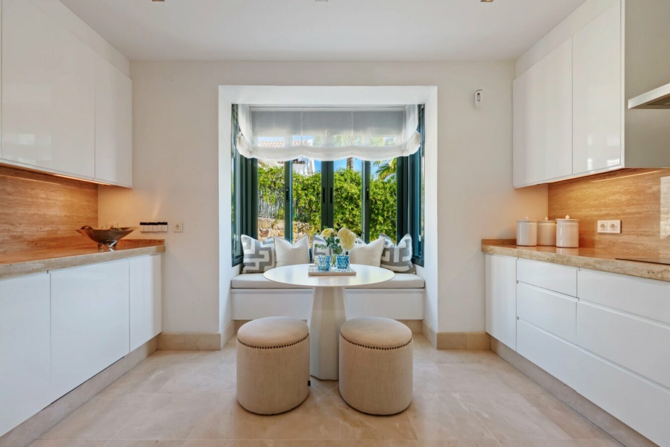 FOR SALE 🏡 Elevated Single-Level Villa with Sea Views, Mature Garden and Pool Pavilion – Haza del Conde, Nueva Andalucía 🇪🇸