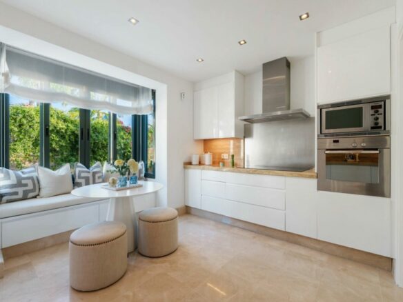 FOR SALE 🏡 Elevated Single-Level Villa with Sea Views, Mature Garden and Pool Pavilion – Haza del Conde, Nueva Andalucía 🇪🇸