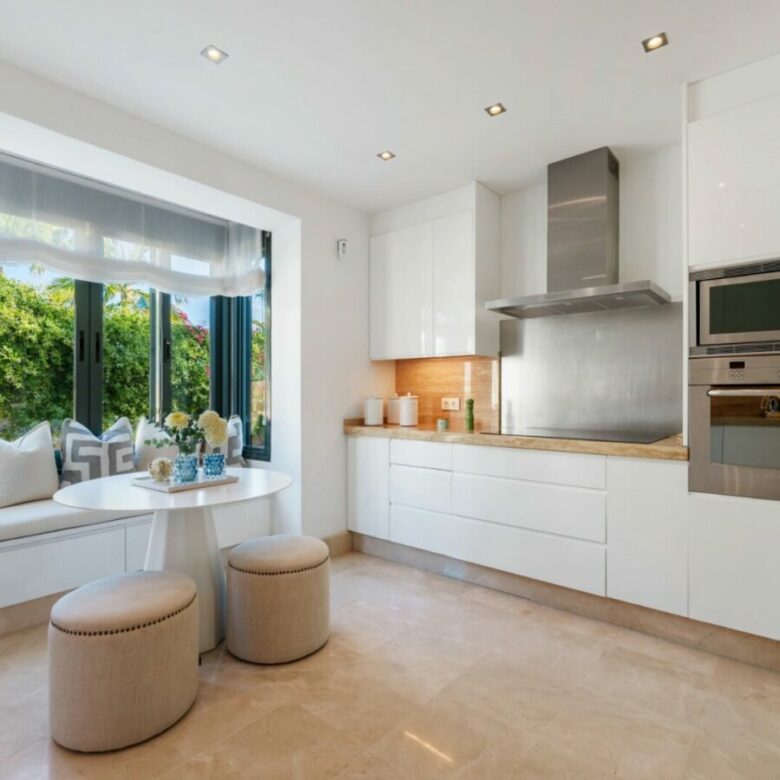 FOR SALE 🏡 Elevated Single-Level Villa with Sea Views, Mature Garden and Pool Pavilion – Haza del Conde, Nueva Andalucía 🇪🇸