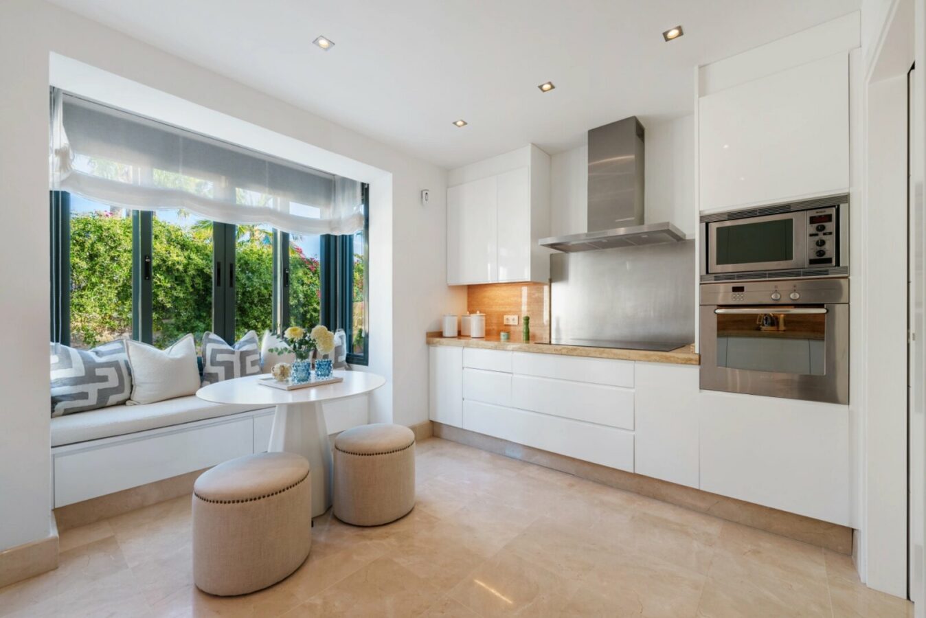 FOR SALE 🏡 Elevated Single-Level Villa with Sea Views, Mature Garden and Pool Pavilion – Haza del Conde, Nueva Andalucía 🇪🇸