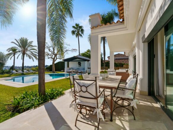 FOR SALE 🏡 Elevated Single-Level Villa with Sea Views, Mature Garden and Pool Pavilion – Haza del Conde, Nueva Andalucía 🇪🇸