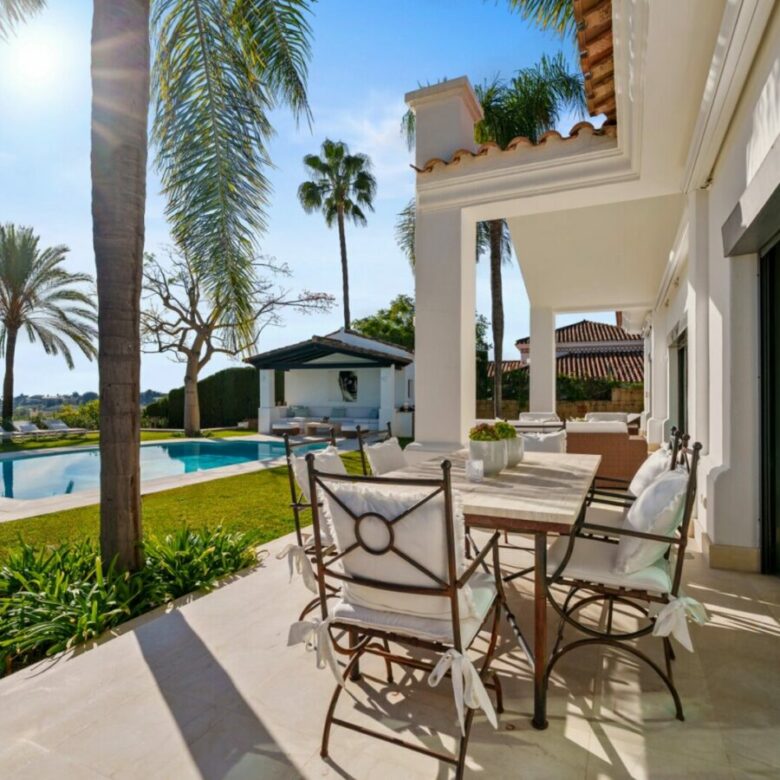 FOR SALE 🏡 Elevated Single-Level Villa with Sea Views, Mature Garden and Pool Pavilion – Haza del Conde, Nueva Andalucía 🇪🇸