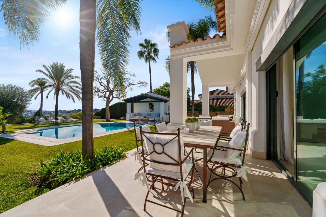 FOR SALE 🏡 Elevated Single-Level Villa with Sea Views, Mature Garden and Pool Pavilion – Haza del Conde, Nueva Andalucía 🇪🇸