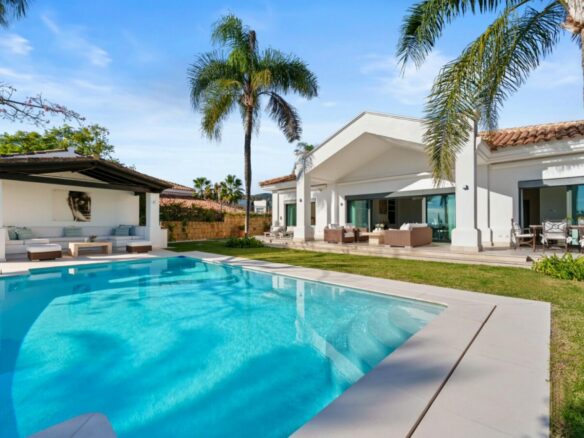 FOR SALE 🏡 Elevated Single-Level Villa with Sea Views, Mature Garden and Pool Pavilion – Haza del Conde, Nueva Andalucía 🇪🇸