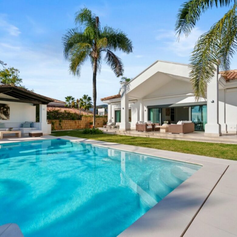 FOR SALE 🏡 Elevated Single-Level Villa with Sea Views, Mature Garden and Pool Pavilion – Haza del Conde, Nueva Andalucía 🇪🇸